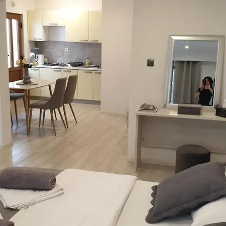 Апартаменты Romantic Rohreggerova