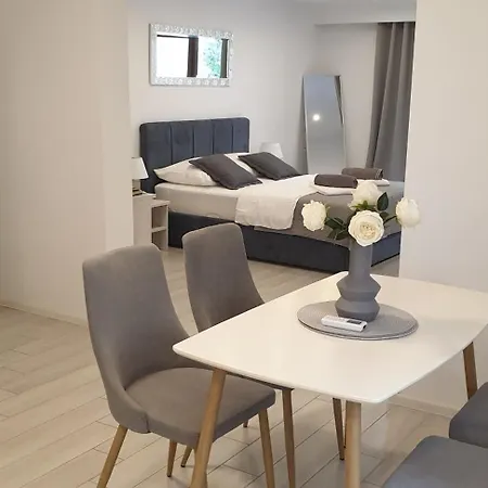 Romantic Rohreggerova Apartment *